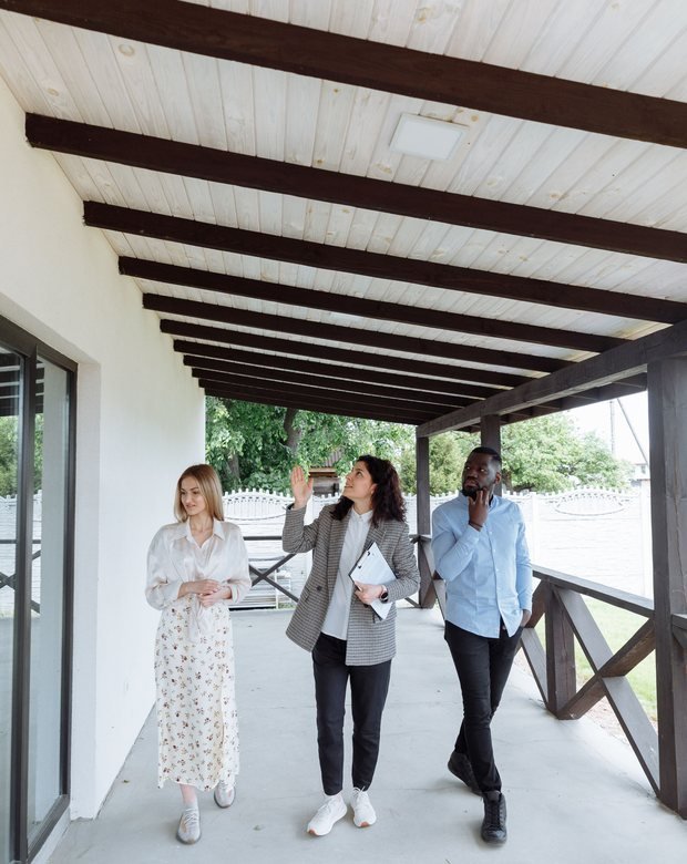 Estatic advisors outside a listing